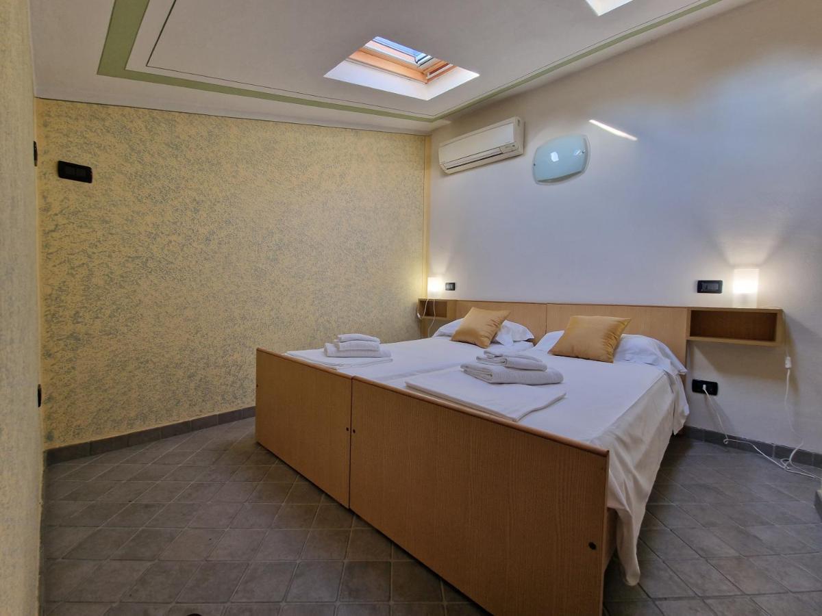 Ferienwohnung Casa Vittoria Sirmione Punta Gro Con Piscina Exterior foto