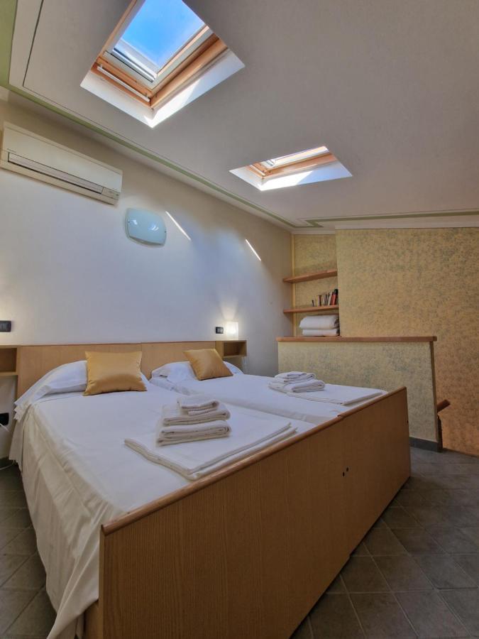 Ferienwohnung Casa Vittoria Sirmione Punta Gro Con Piscina Exterior foto